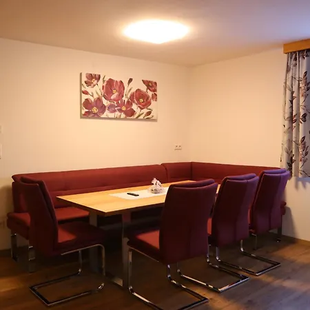 Landhaus-appartements Warraich Apartment