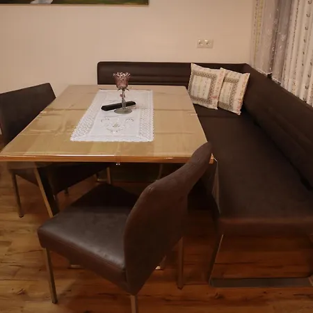 Landhaus-appartements Warraich Apartment